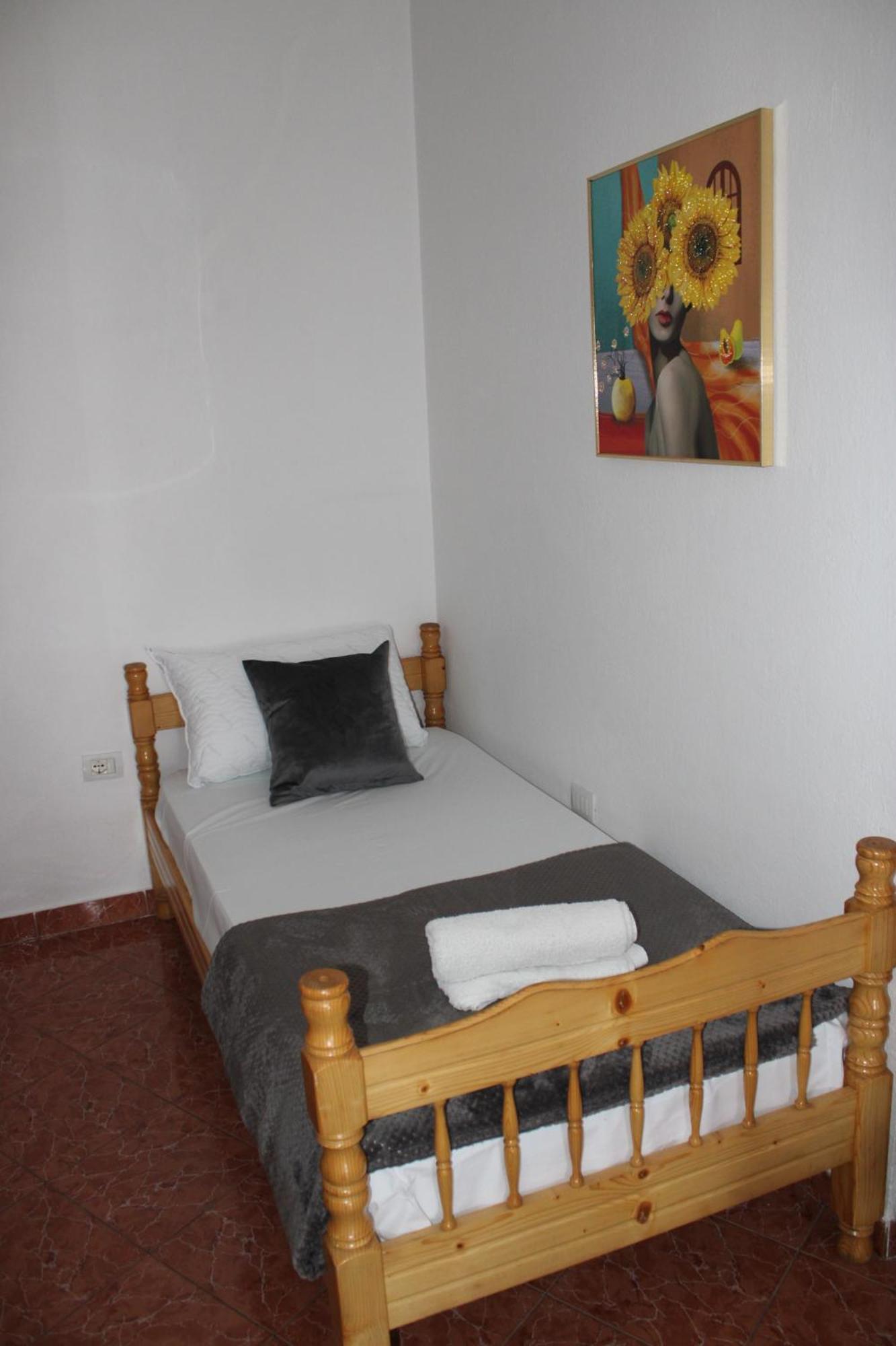 Crew Hostel Tirana Bagian luar foto